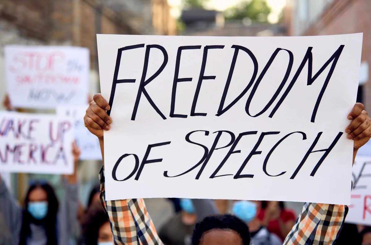 La liberté d'expression à l'épreuve des fake news : un défi démocratique majeur